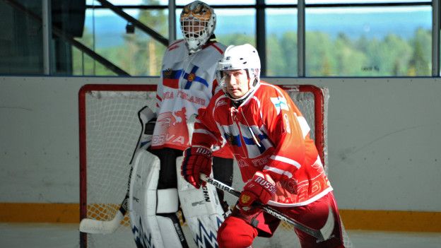 Vladimir Putin jugando hockey sobre hielo en el resort Igora en el 2012. (Foto: Getty Images)