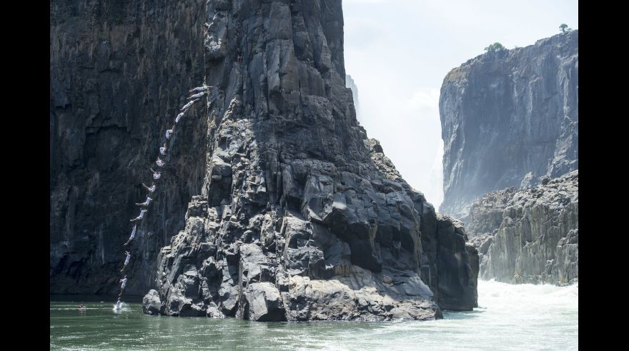 El clavadista que conquista las cataratas más altas de África