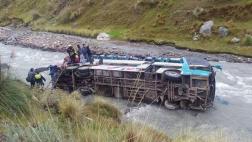 Cusco: número de muertos subió a 23 por caída de bus a río