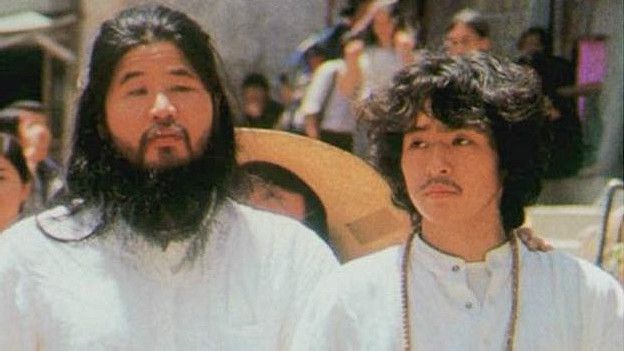 Uno de los discípulos de Asahara, Yoshihiro Inoue (derecha), fue condenado a cadena perpetua. (Foto: AP)