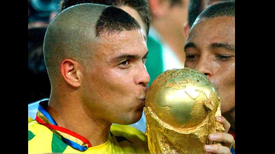 Los inolvidables besos en la historia del fútbol mundial
