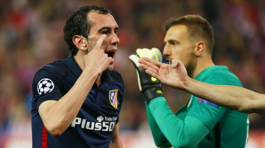 Football Soccer - Atletico Madrid v FC Barcelona - UEFA Champions League Quarter Final Second Leg - Vicente Calderon Stadium - 13/4/16Atletico's Diego Godin appeals to the referee Nicola RizzoliReuters / Sergio PerezLivepicEDITORIAL USE ONLY.