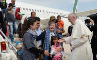 El Papa visitó Lesbos y se llevó 12 refugiados sirios a Roma