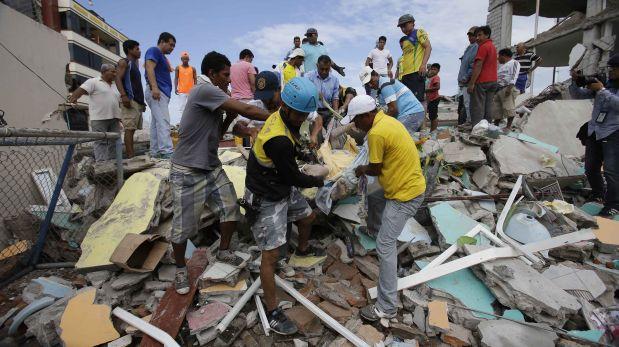 Terremoto en Ecuador deja al menos 235 muertos [VIDEOS]