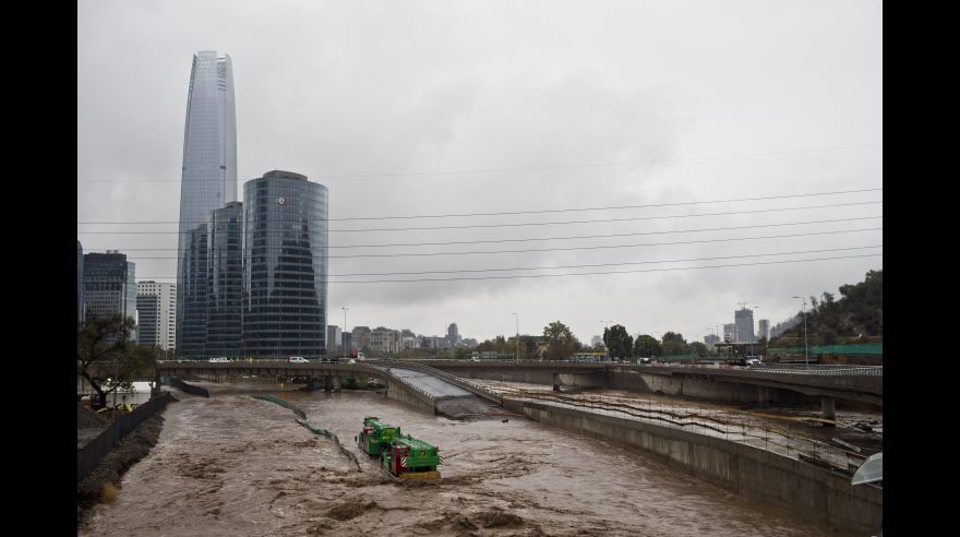 Fuertes lluvias colapsan Santiago de Chile [FOTOS]