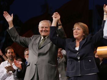 FILE - Former Chilean President (1990-1994) Patricio Aylwin (L) and then presidential candidate Michelle Bachelet raise their hands during a rally on December 13, 2005 in Santiago.  Patricio Aylwin, the first president of Chile after its return to democratic rule following Pinochet's dictatorship, died on April 19, 2016 at the age of 97. / AFP / MARTIN BERNETTI