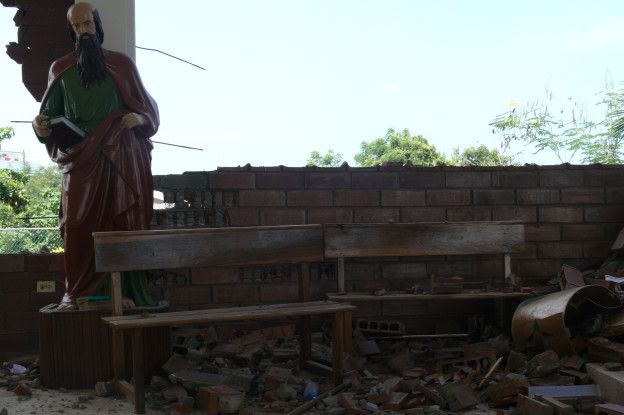 Los fieles que acudieron a buscar refugio a la iglesia se la encontraron destrozada. (Foto: BBC Mundo/Matias Zibell)