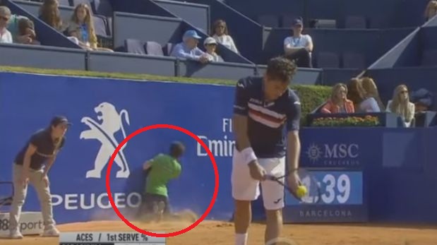 Terrible golpe de recogepelotas en partido de tenis 