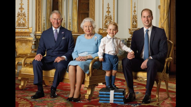 La reina Isabel II junto a los príncipes Carlos, Guillermo y Jorge. (AFP)