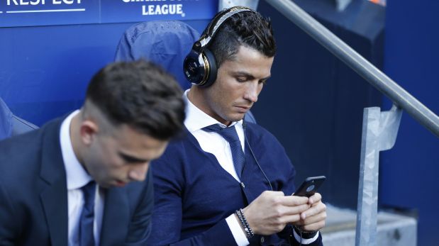 Cristiano Ronaldo: ¿Qué estaba mirando en su celular? (Foto: Reuters)