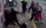 El salvaje ataque de un policía contra una mujer esposada