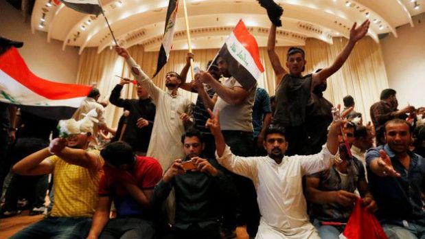 Protesta en el parlamento de Iraq. (Foto: Reuters)
