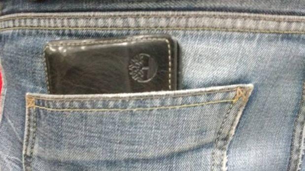 Billetera que usas en bolsillo trasero podría afectar tu salud
