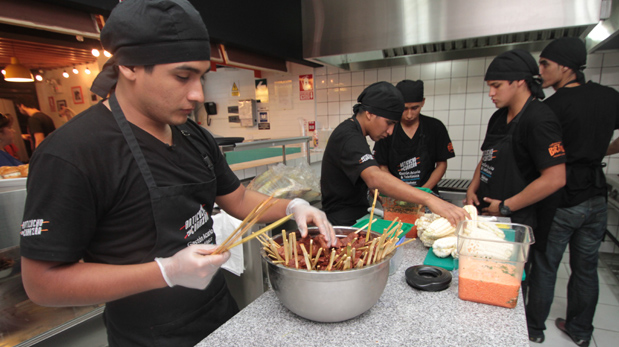 ​La Anticuchería Bran se ubica en un barrio que busca cambiar su imagen para reforzar el Surquillo gastronómico. (Foto: Difusión/ Plus TV)