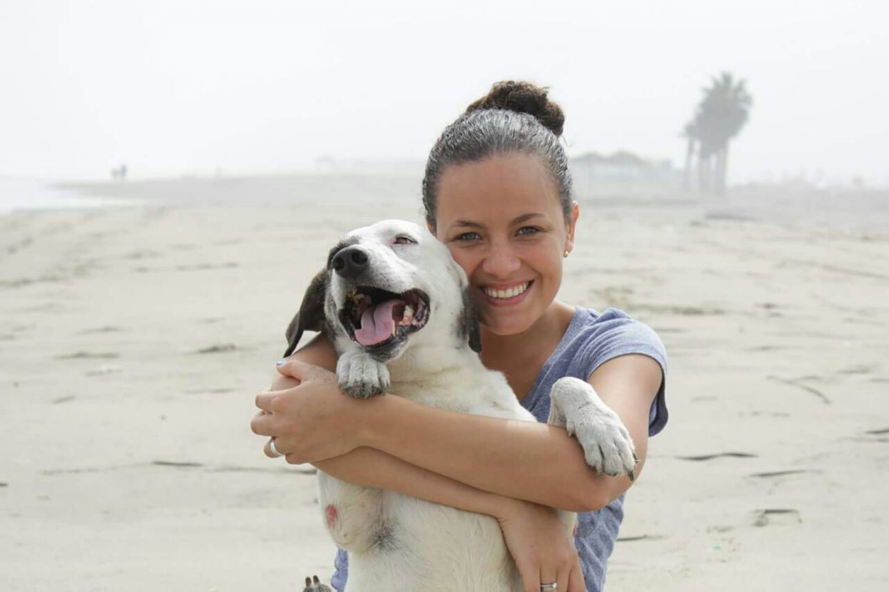 Dubi junto a su rescatista Diana Miranda.