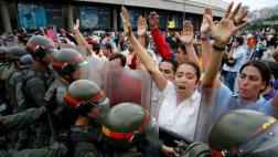 La policía reprime marchas a favor del revocatorio de Maduro