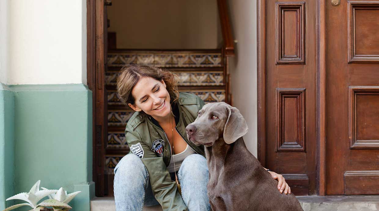 Denise Arregui con Mango, su cachorro engreído de siete meses. (Foto: Javier García-Rosell)