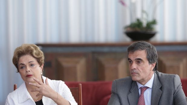 Dilma Rousseff y su abogado José Eduardo Cardozo en el Palacio de Alvorada en Brasil. (AP)