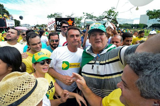 El congresista Jair Bolsonaro (en la imagen, con la camiseta blanca) dedicara su voto a favor del 