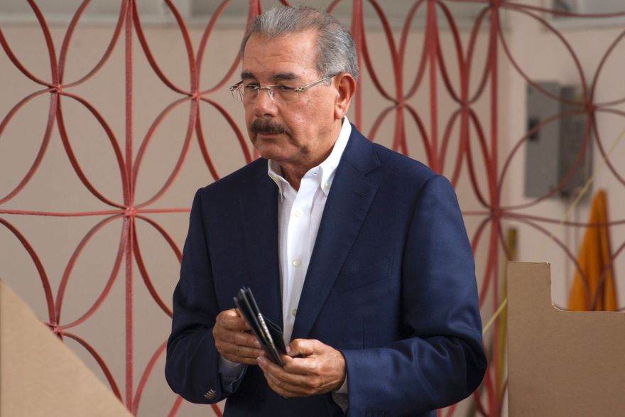 Dominican President and presidential candidate for the Democratic Liberation Party (PLD), Danilo Medina, votes at a polling station in Santo Domingo during general elections on May 15, 2016.   Voting began Sunday in the Dominican Republic's presidential election, where incumbent leader Danilo Medina is tipped to win despite grinding poverty and widespread crime. / AFP / afp / ERIKA SANTELICES