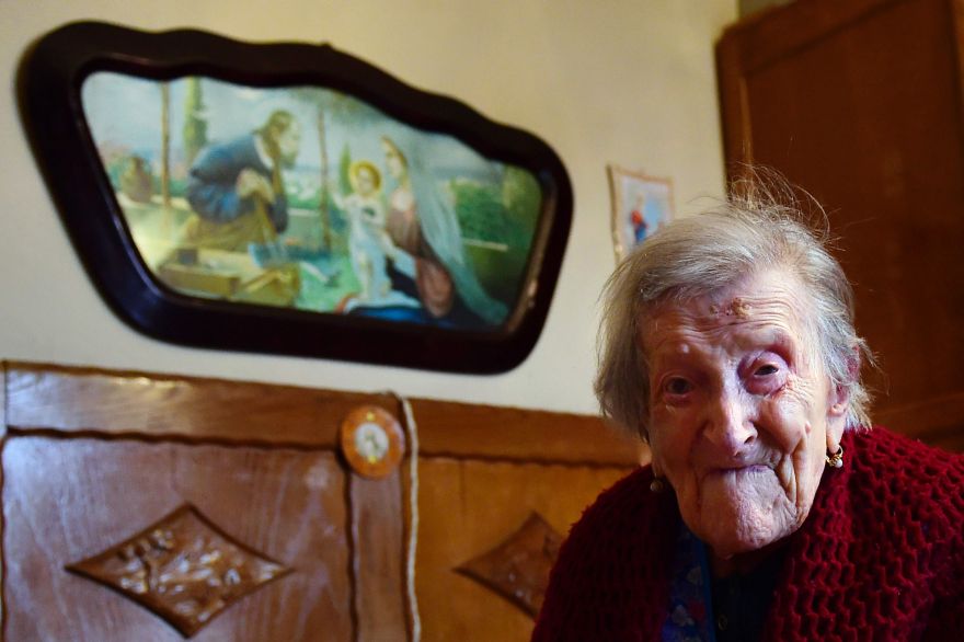 Emma Morano, 116, poses for AFP photographer in Verbania, North Italy, on May 14, 2016.   Emma Morano is the oldest living person in the world, and the only one left who has touched three centuries. Susannah Mushatt Jones, a New York woman several months her senior, died on May 12 evening, making Morano the world's oldest known person at 116. / AFP / OLIVIER MORIN