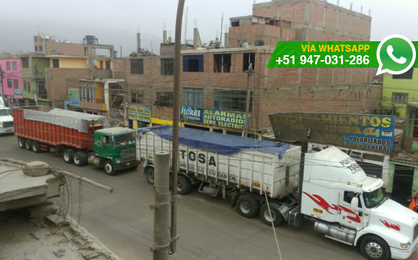 Camiones son estacionados a lo largo del día en la vía pública. (Foto: WhatsApp El Comercio)