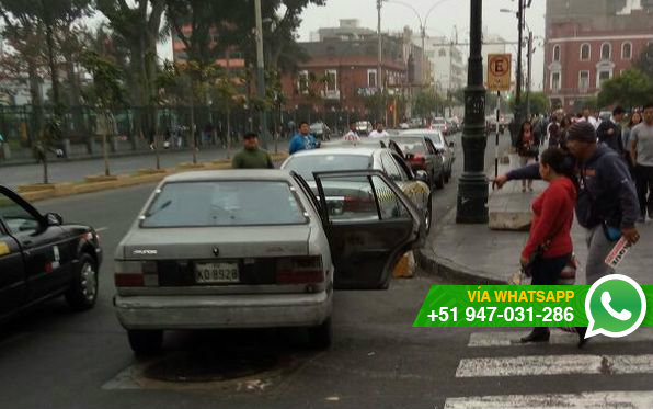 Colectivos informales se adueñan de calles del Cercado (Foto: WhatsApp El Comercio)