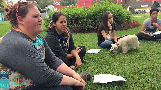 Keri Solberg (izq.) comparte sus herramientas de entrenamiento mientras Majo Rivera (der.), también experta en conducta canina, sirve de traductora.