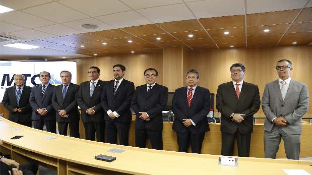 Autoridades y ganadores de las bandas de 700 Mhz licitadas por Proinversión para telefonía 4G. (Foto: Difusión)