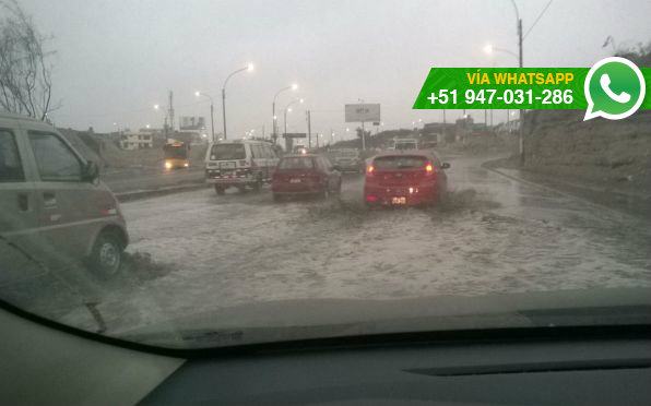 Agua quedó empozada en la parte de abajo del puente de la Av. Universitaria (Foto: WhatsApp El Comercio)