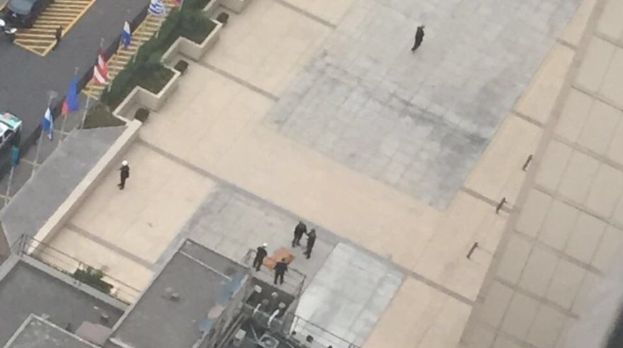 Policías y bomberos en la mezanine del Hotel Sheraton, al lado del cadáver de la joven. (Twitter: @Ricardo72820093)