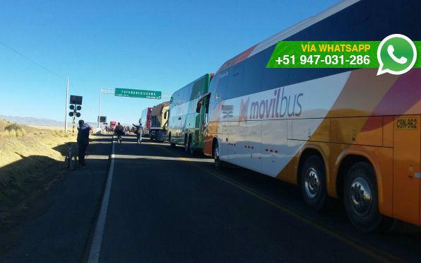 Vehículos varados en carreteras que unen Puno con otras regiones (Foto: WhatsApp El Comercio)