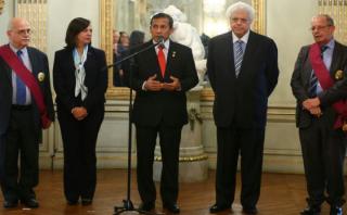 Humala condecoró a juristas del equipo peruano en La Haya