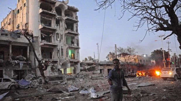 Al Shabab hizo explotar un coche bomba ante el Hotel Ambassador, en la capital de Somalia. (AFP)