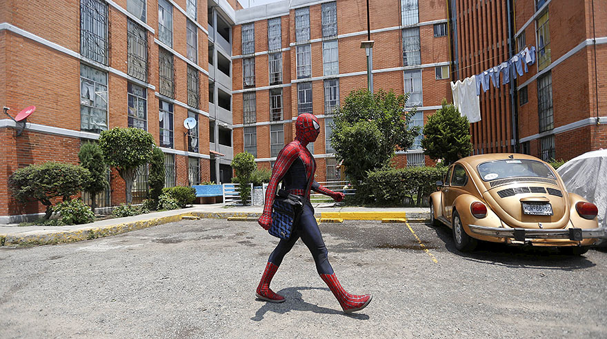 El Hombre Araña enseña ciencias en México