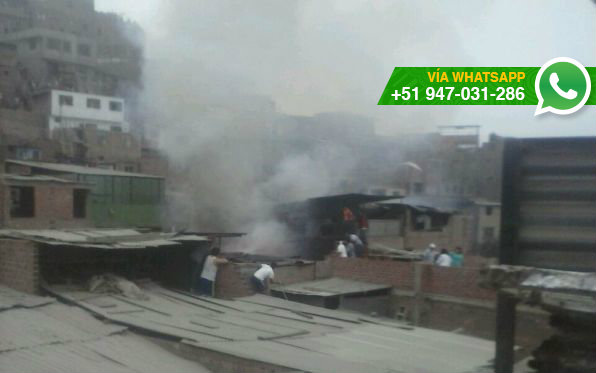 Inmueble de tres pisos fue afectado por incendio (Foto: WhatsApp El Comercio)
