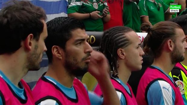 Luis Suárez estaba totalmente desconcertado por lo que acababa de escuchar en la banca de suplentes. (Foto: La Casa del Fútbol)
