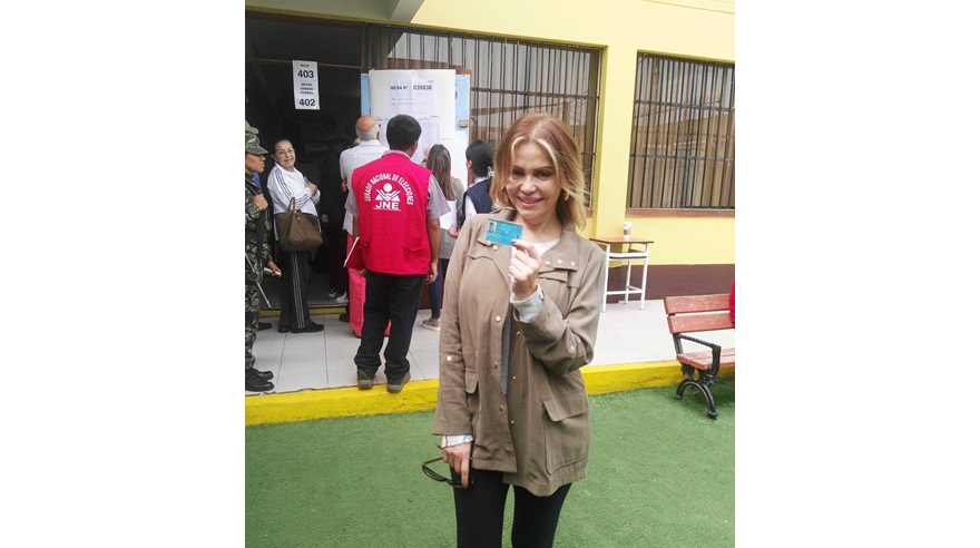 Gisela Valcárcel tras votar en la segunda vuelta de las Elecciones 2016. (Foto: Twitter)