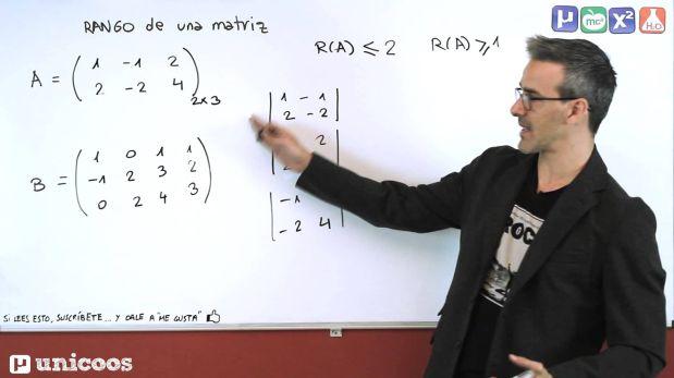 Maestro de matemáticas y física destaca por manera de enseñar
