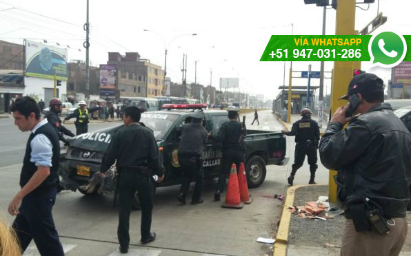Una mototaxi y un patrullero chocaron en la vía del Metropolitano (Foto: WhatsApp El Comercio)