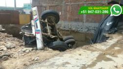 Cercado de Lima: camión cayó en hoyo de construcción