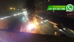 Incendio de combi alertó a conductores en Panamericana Sur