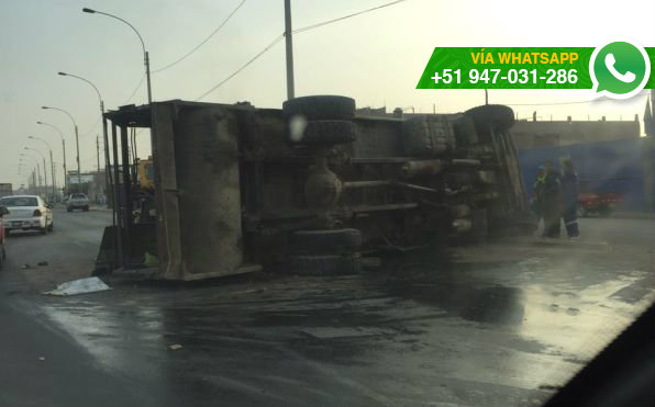 Conductor de vehículo pesado sufrió accidente en San Martín de Porres (Foto: WhatsApp El Comercio)