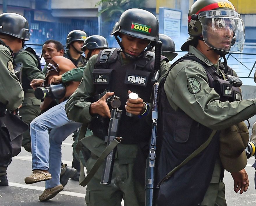 Venezuelean security forces clashes with citizens protesting against the severe food and medicine shortages, in Caracas, Venezuela, on June 8, 2016. / AFP / RONALDO SCHEMIDT / ALTERNATIVE CROP