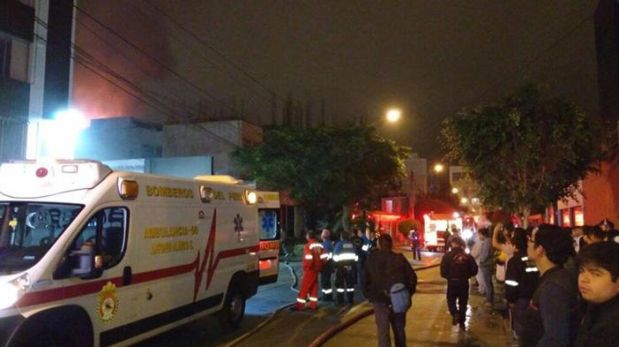 De acuerdo a testigos, aproximadamente a las 6 la tarde inició el fuego en el inmueble de San Miguel.  (Foto: @MiaMikael)