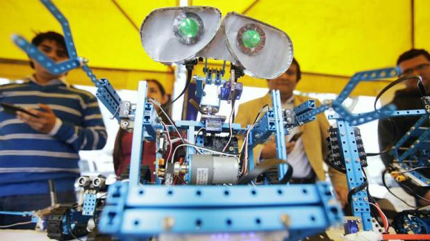 Resultado de imagen para fotos de jovenes peruanos que crearon un robot