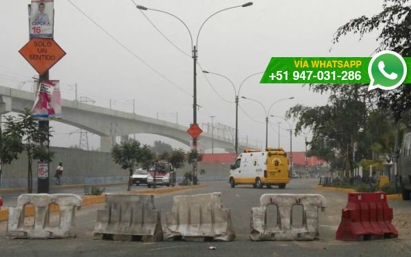 Autos se topan con pista bloqueada a la salida de San Juan de Lurigancho (Foto: WhatsApp El Comercio)