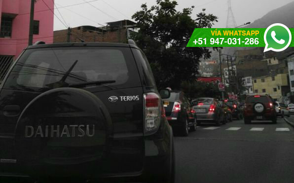 Autos se topan con pista bloqueada a la salida de San Juan de Lurigancho (Foto: WhatsApp El Comercio)
