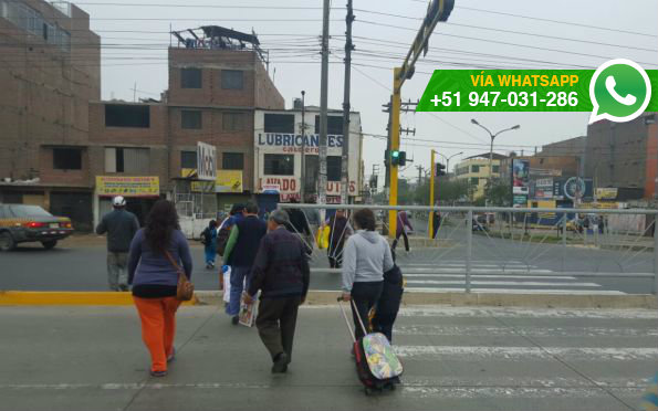 Rejas bloquean el paso peatonal, aún pintado en la pista (Foto: WhatsApp El Comercio)