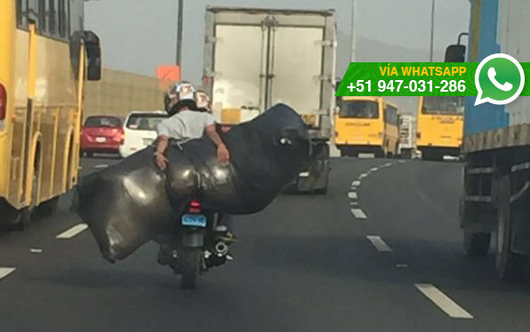 Motociclista transportando una gran cantidad de paquetes por la Vía de Evitamiento (Foto: WhatsApp El Comercio)